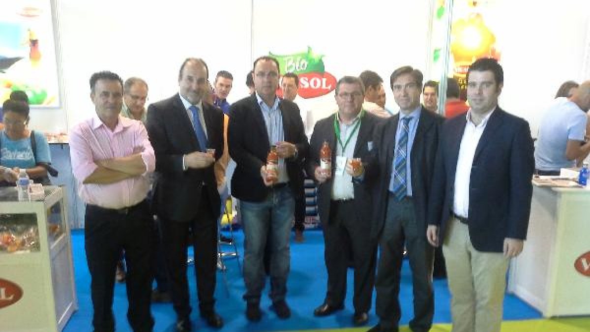 Un brindis por el éxito futuro de las ferias agrícolas almerienses en el stand de Vicasol.
