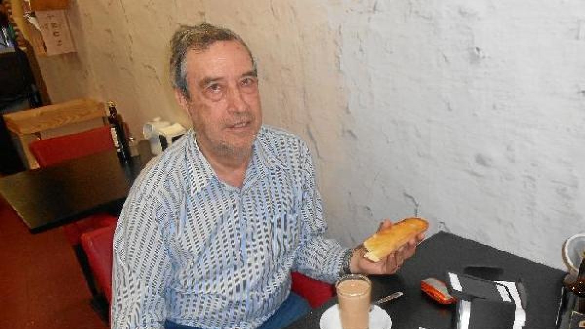 Ambrosio desayuna un café doble y media de mantequilla tras leer el periódico.