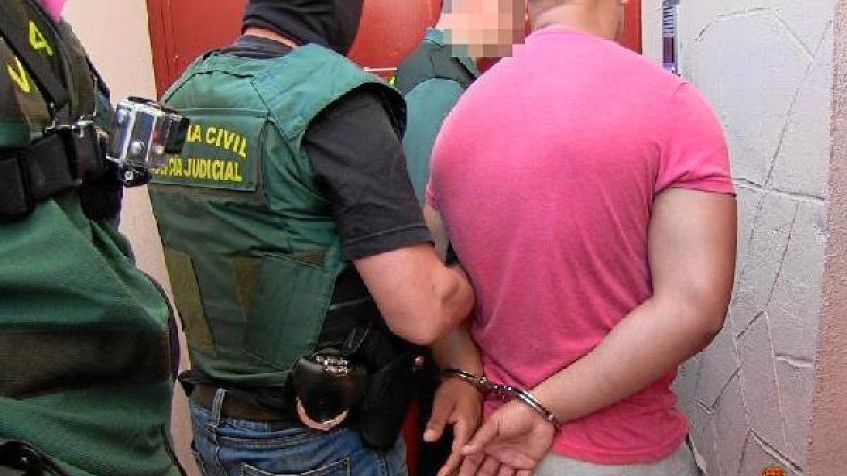 Registro en El Puche, en una imagen de la Guardia Civil