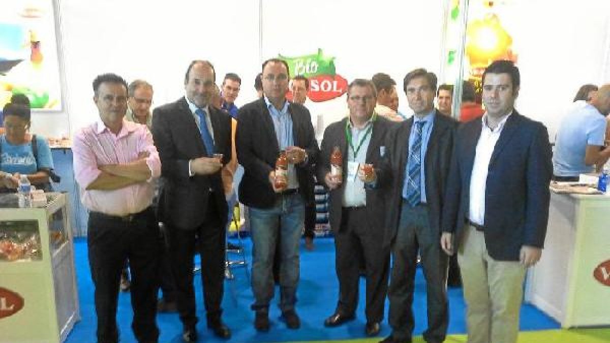 Brindis en el stand de Vicasol con gazpacho