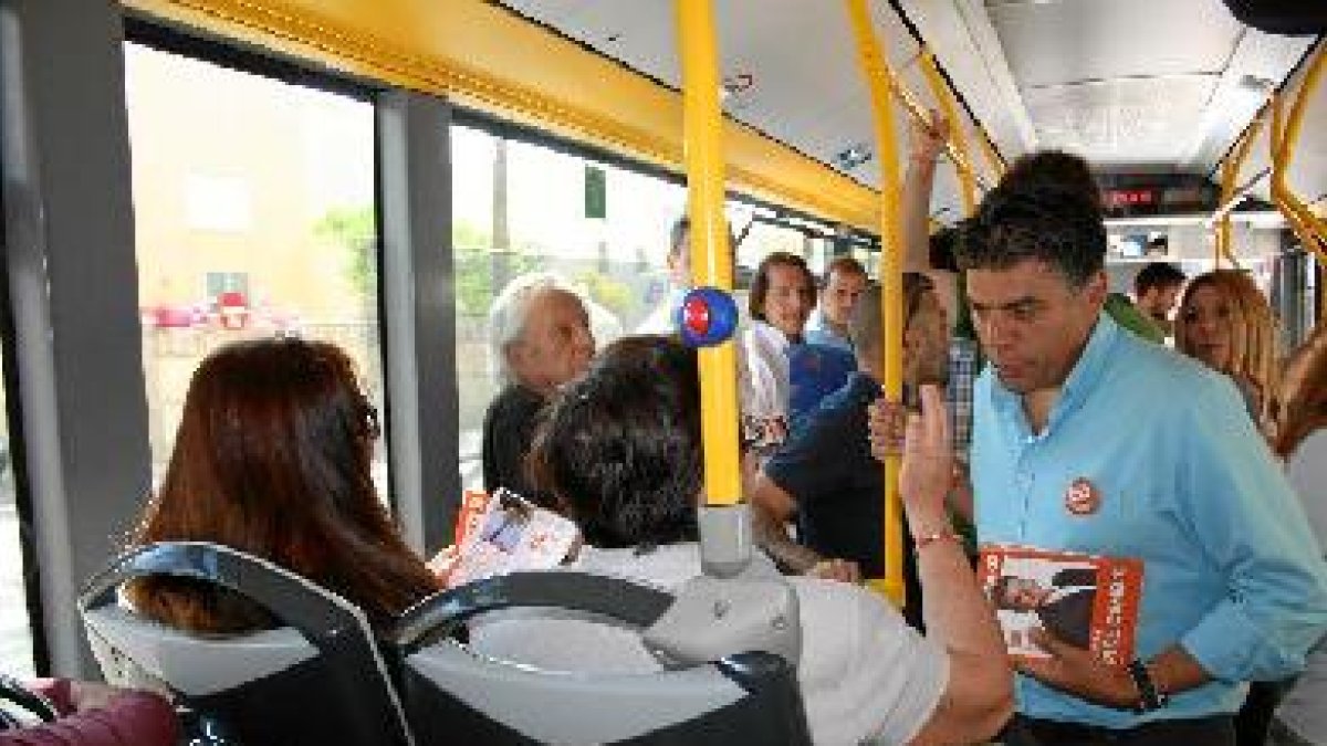 Miguel Cazorla en su itinerario en autobús
