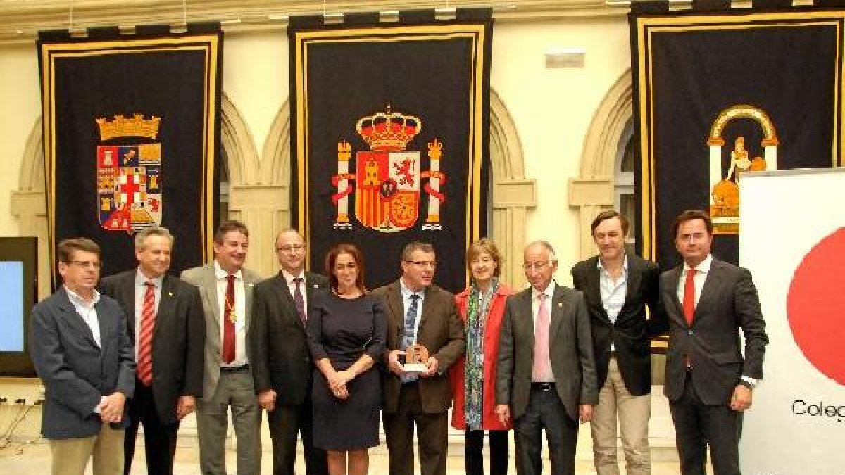 La ministra con los asistentes a la ceremonia de entrea