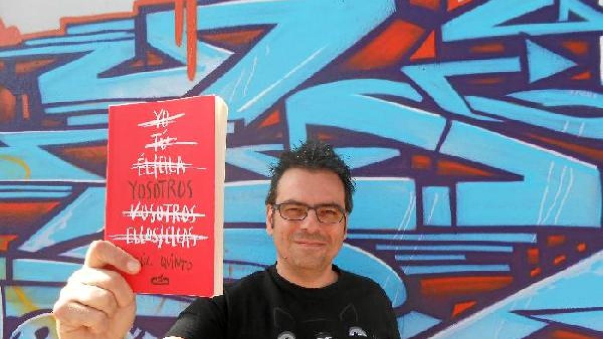 Raúl Quinto, afincado desde hace muchos años en Almería, sostiene un ejemplar de ‘Yosotros’, su último libro.