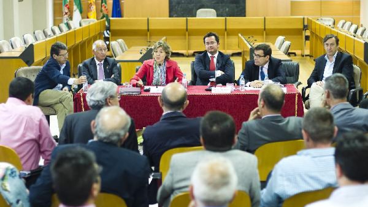 La Ministra durante la reunión con el sector en El Ejido.