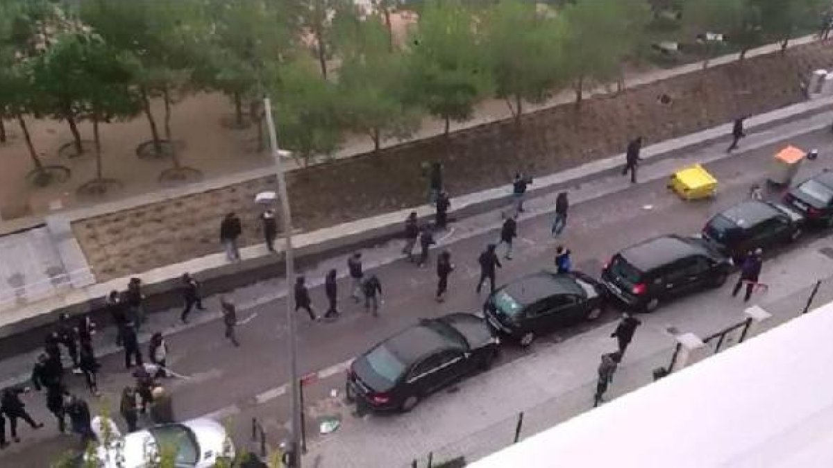 Imagen de los incidentes entre hinchas de Atlético y Deportivo.