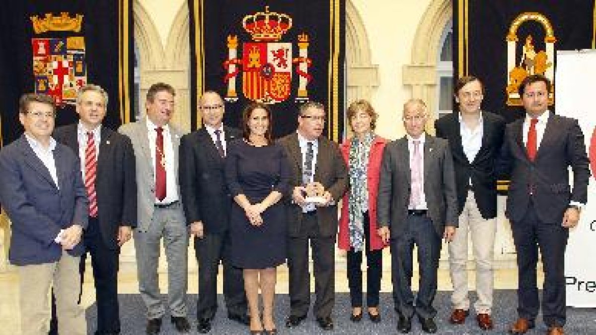 Foto de familia de la entrega del Premio Economía 2014.