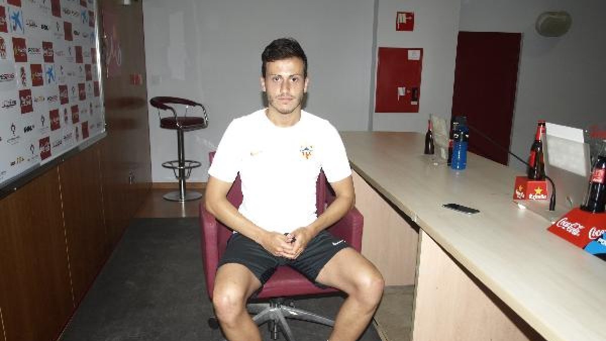 Espinosa posa para LA VOZ en rueda de prensa.