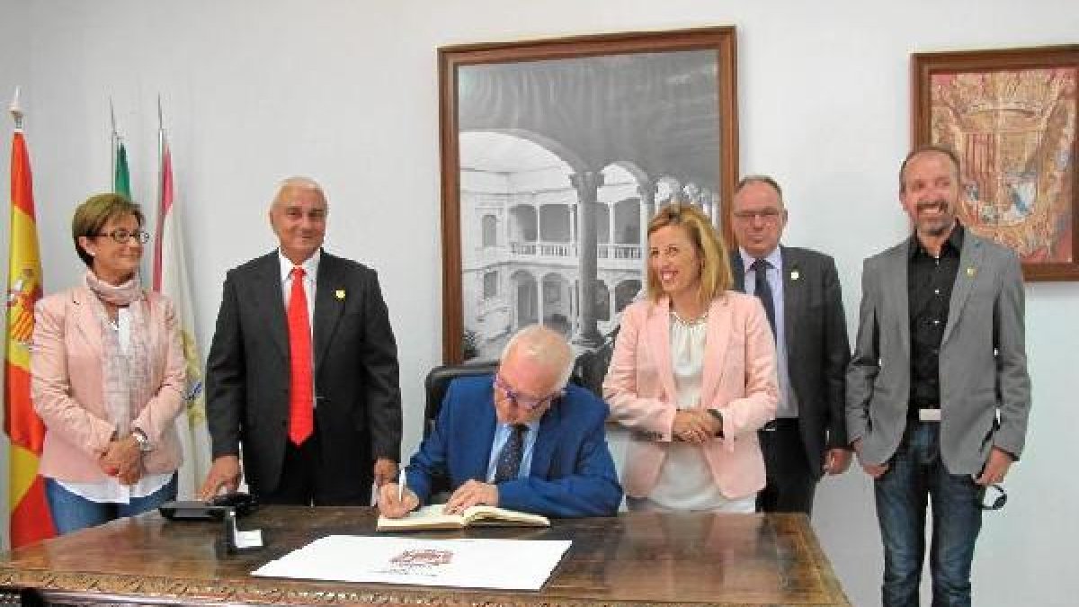 Sánchez Maldonado firma en el libro de honor en su visita a Vélez Blanco.
