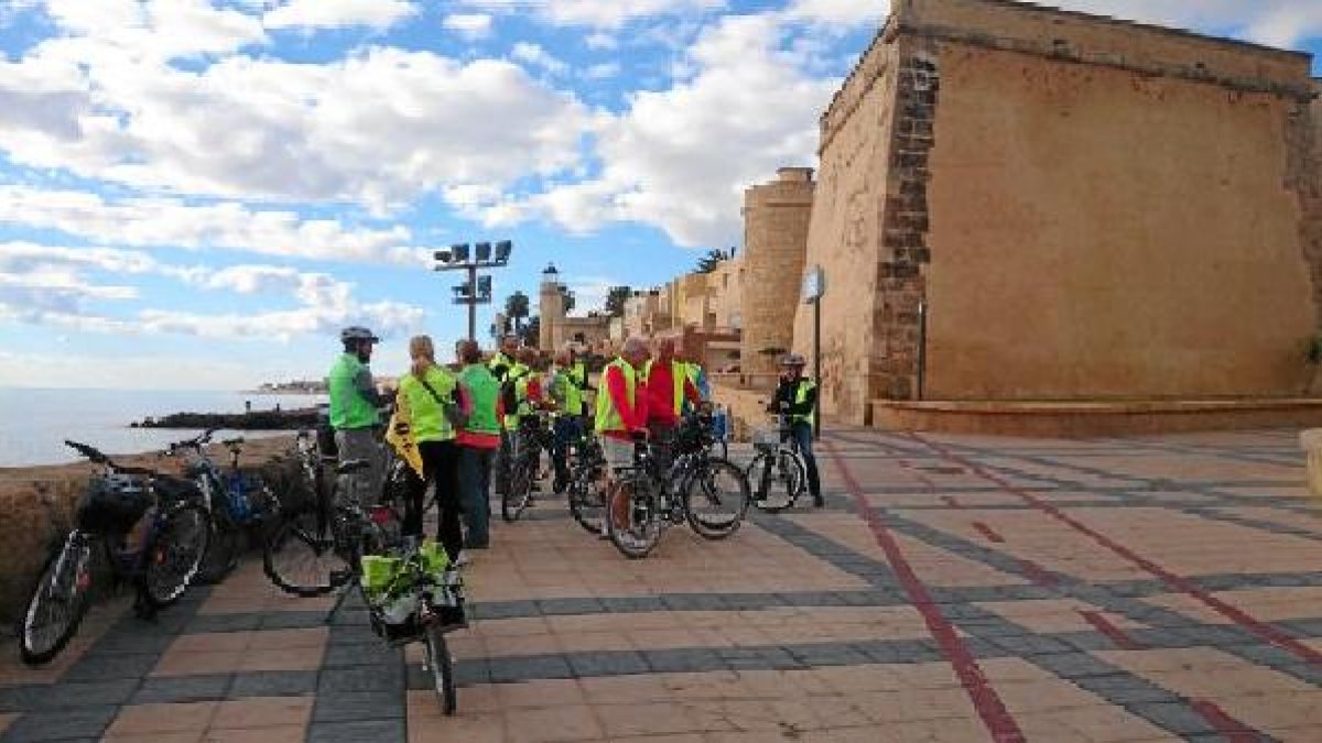 Un grupo de corredores junto al Castillo de Santa Ana.