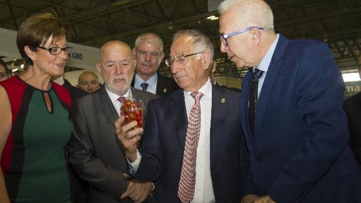 El alcalde de Roquetas de Mar junto con otras autoridades en la inauguración.