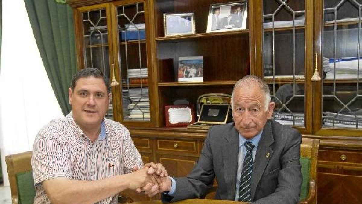 Francisco Alonso y Gabriel Amat firman el acuerdo.
