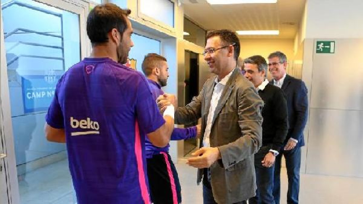 Bartomeu saluda a los jugadores del Barça.