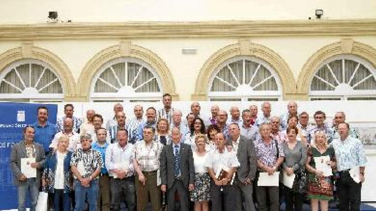 Foto de familia con los alcaldes en el Palacio Provincial.
