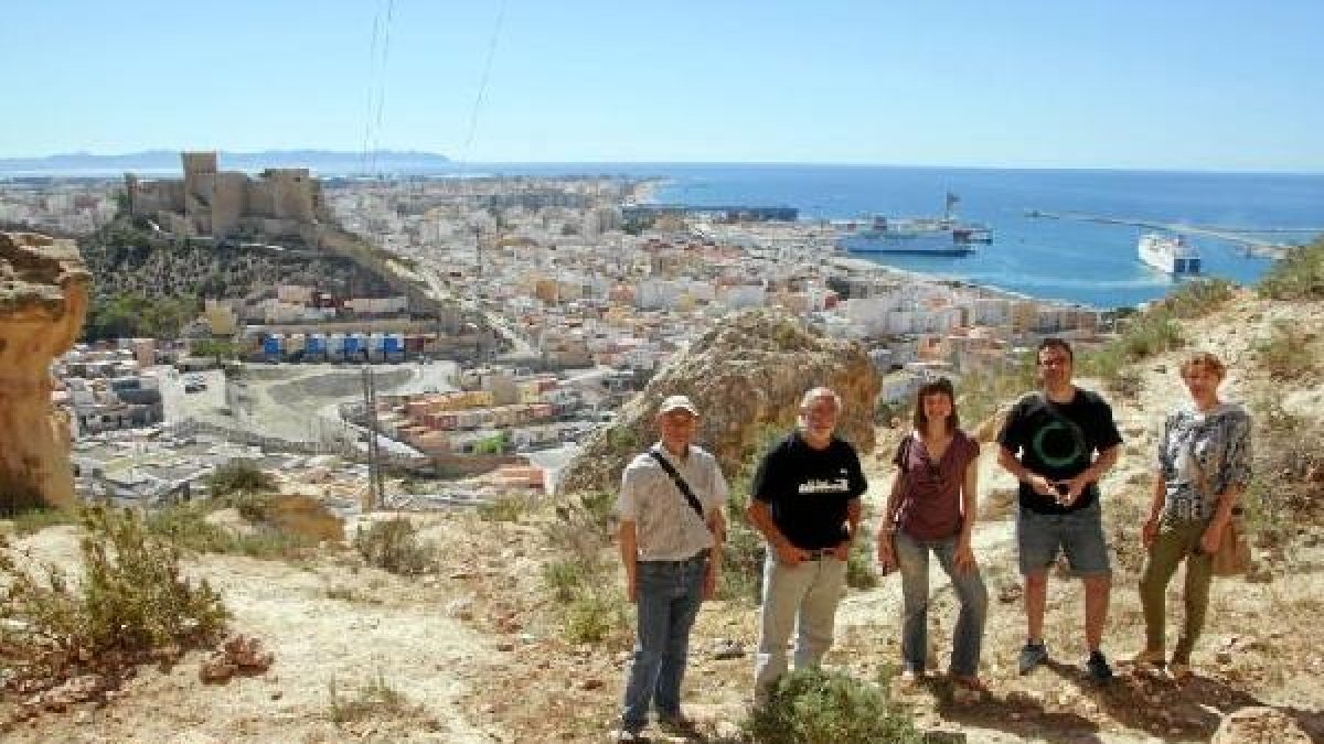 Miembros de EQUO y Podemos con la ciudad de Almería al fondo.