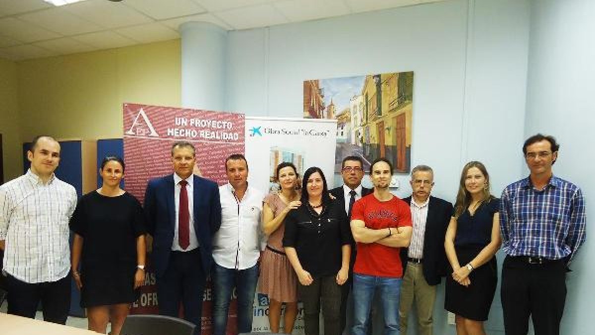 Responsables y miembros de las entidades involucradas tras la firma del acuerdo.