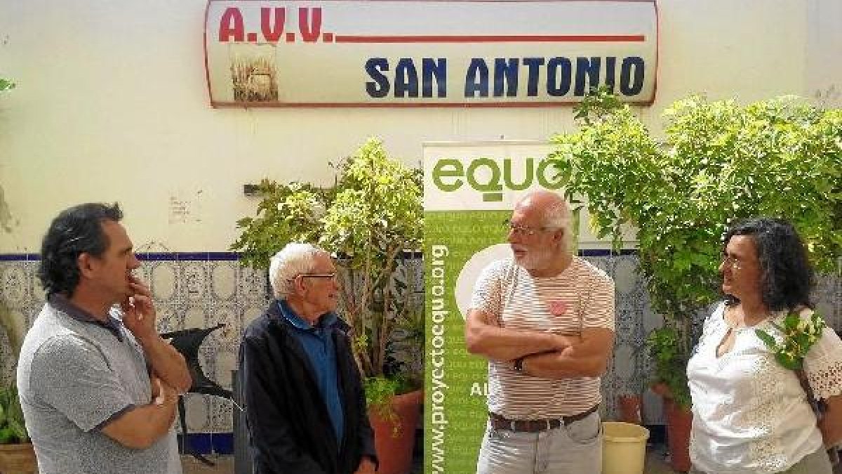 El cabeza de lista de EQUO y otros miembros de la lista en la visita a la asociación.