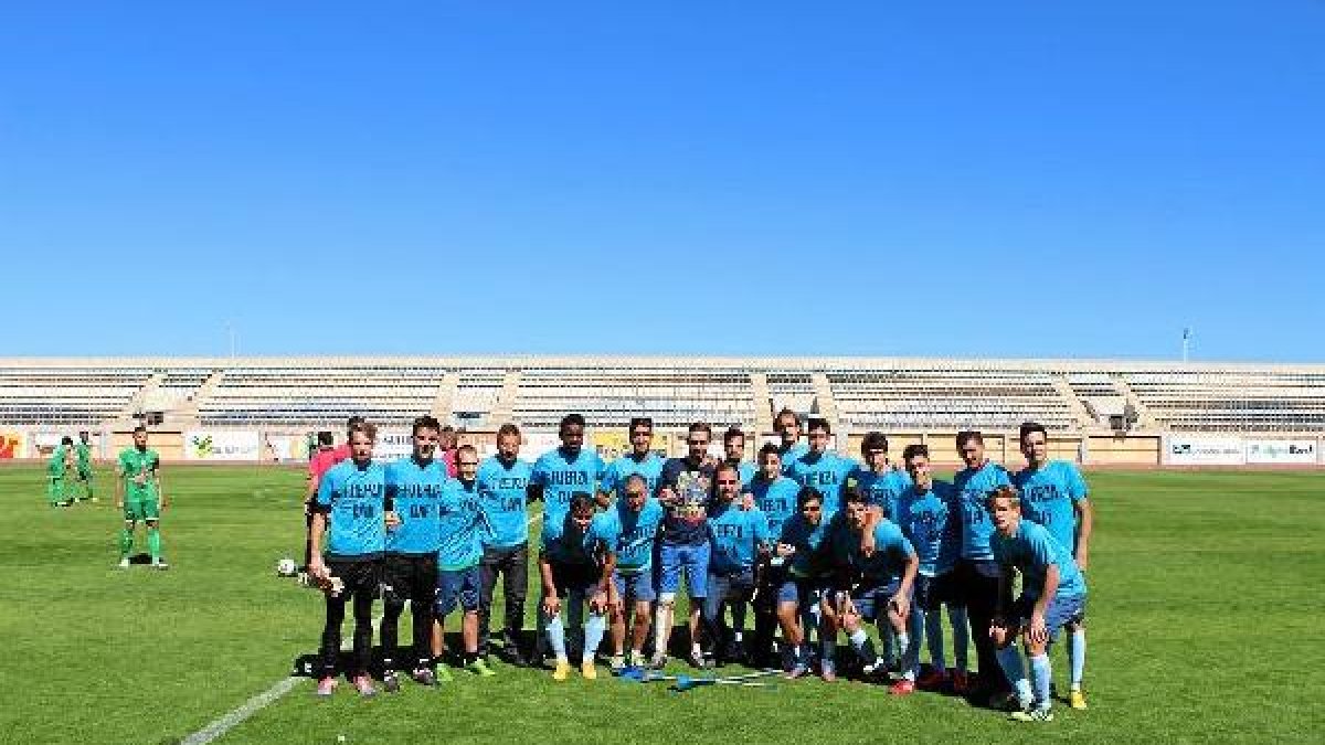 Los jugadores celestes saltaron al campo apoyando a su capitán.