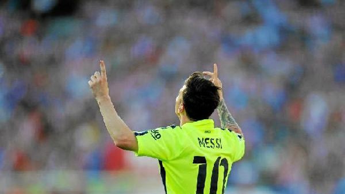 Leo Messi celebra el primer título de la temporada.