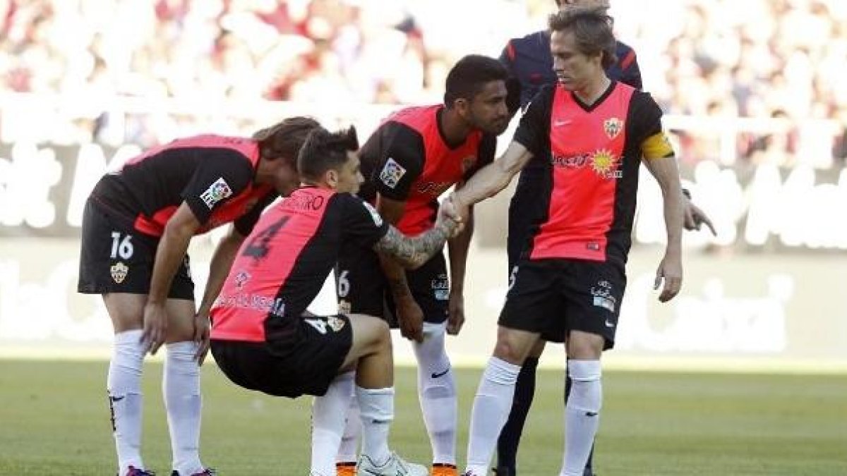 Ximo Navarro, lesionado en Sevilla, se someterá a una pruebas médicas.