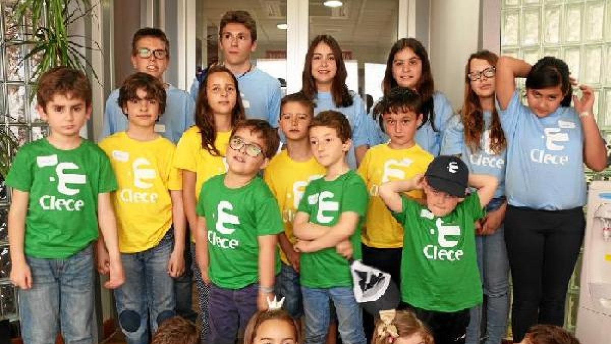 Juegos y risas en las oficinas de Clece.