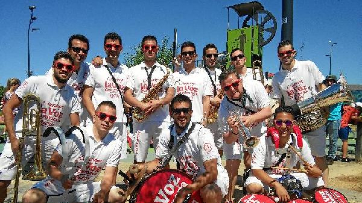 Otra familia es esta charanga de La Voz de Almería.