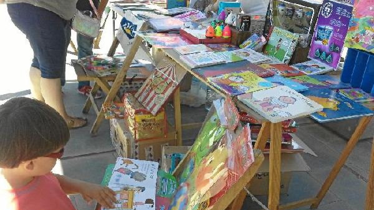 Un niño lee un libro en el espacio que Librería Zebras desplegó ayer en el Parque de las Familias, donde exhibió literatura infantil y también juveni