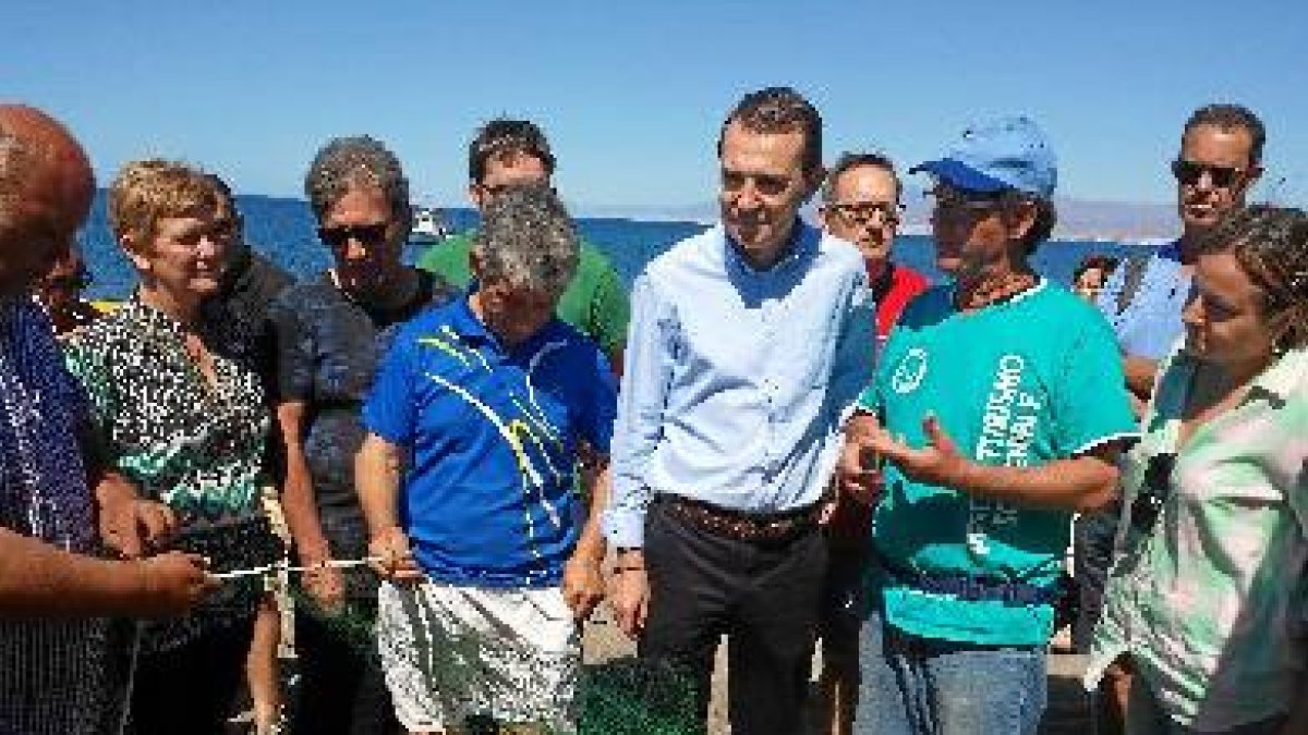 Juan Carlos Pérez Navas junto a los pescadores.