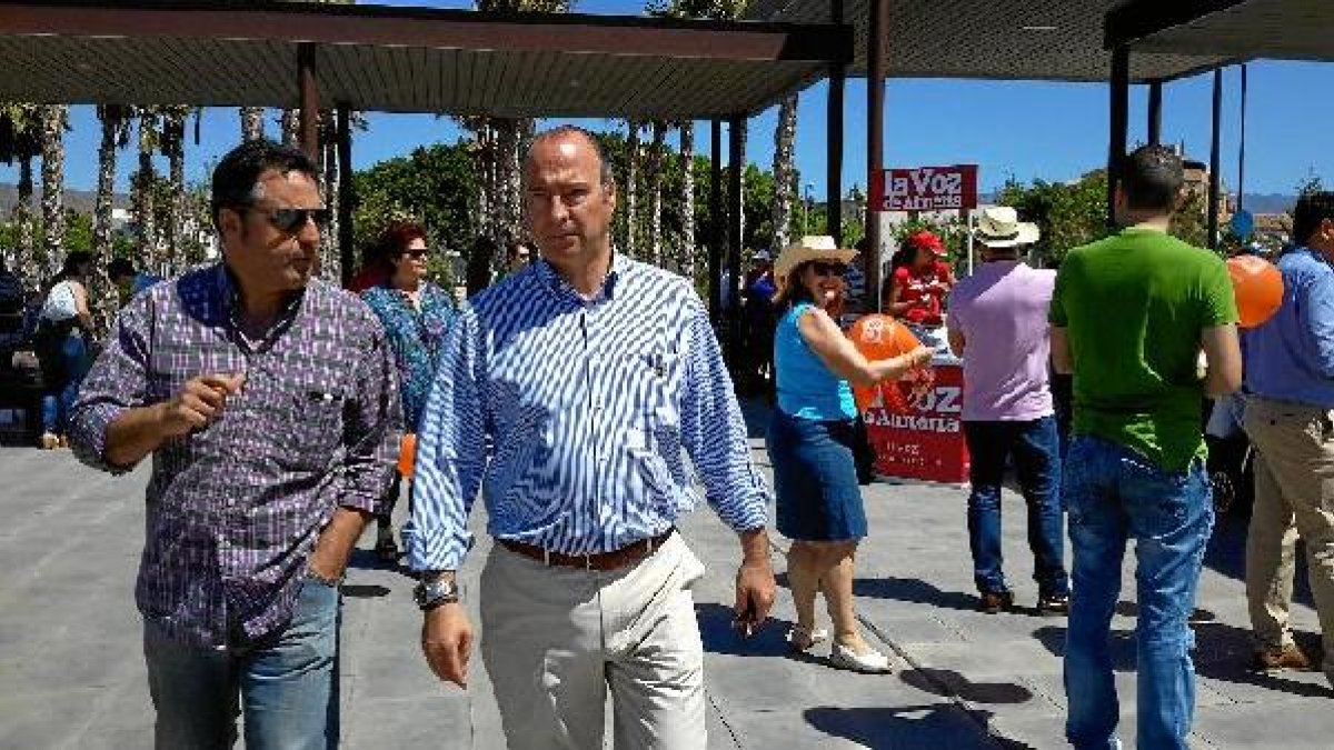 Luis Rogelio paseando por el Parque de las Familias tras presentar sus propuestas electorales.