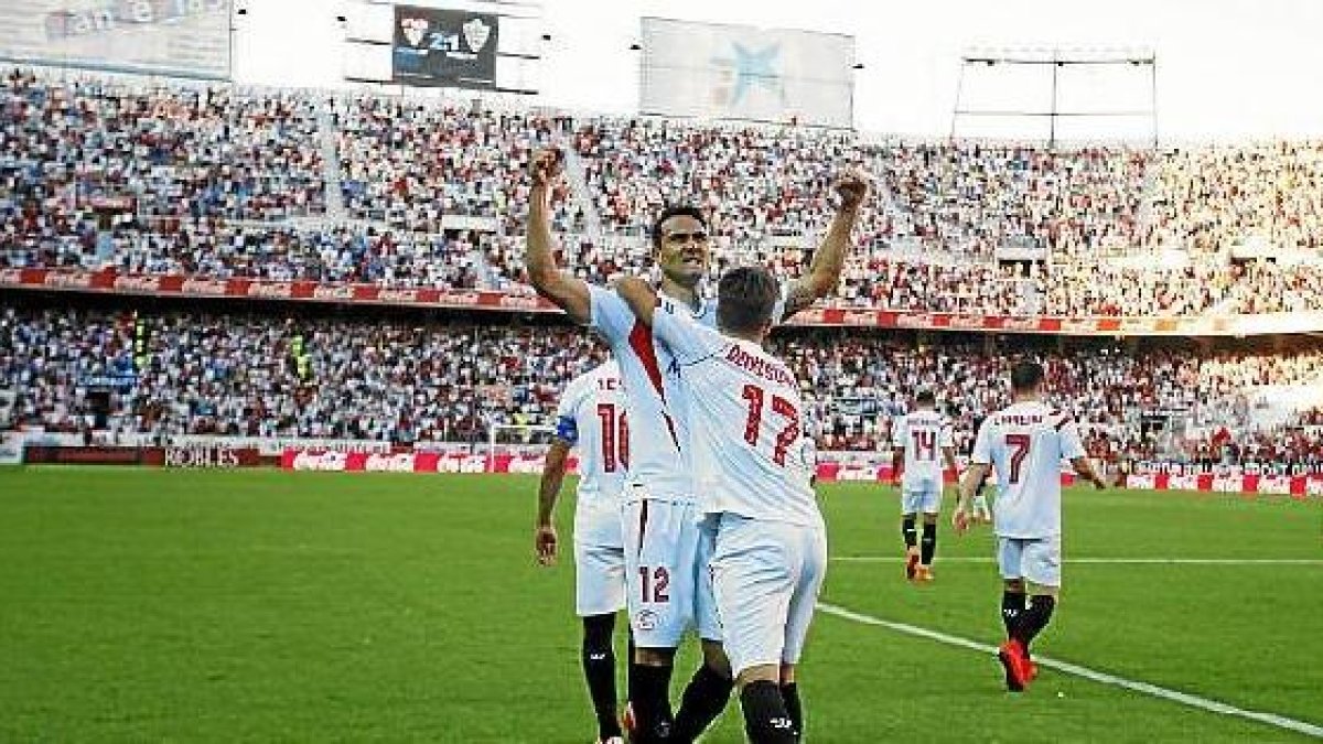 Fiesta sevillista y tristeza en el Almería.