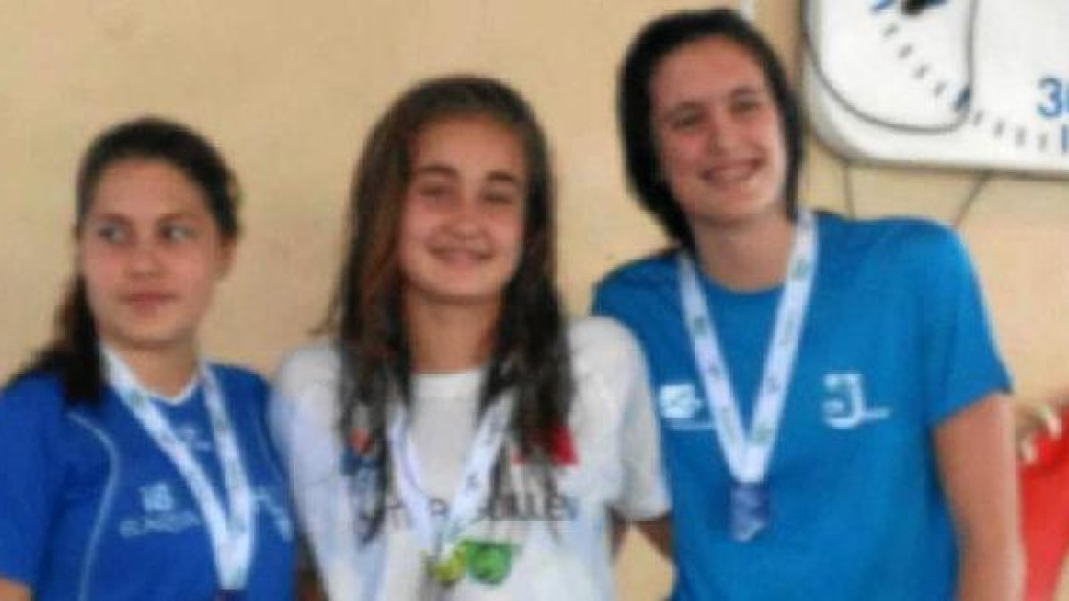 Rocio recogiendo la medalla de oro junto plata y bronce.