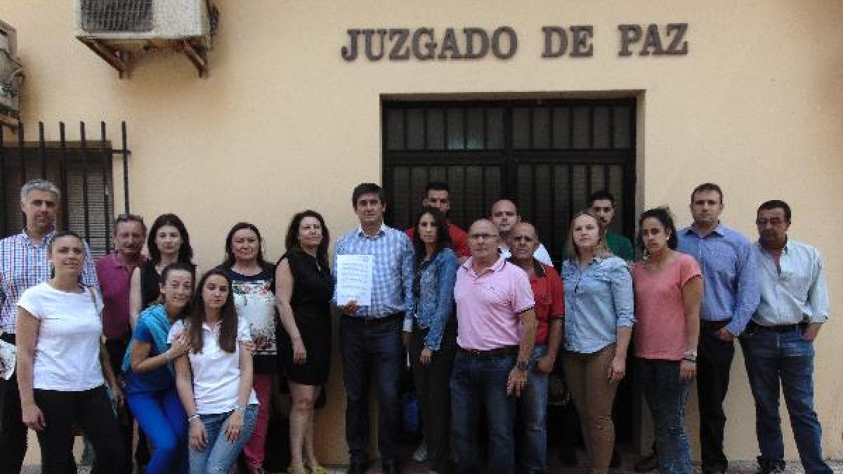 La candidatura popular en la puerta del juzgado