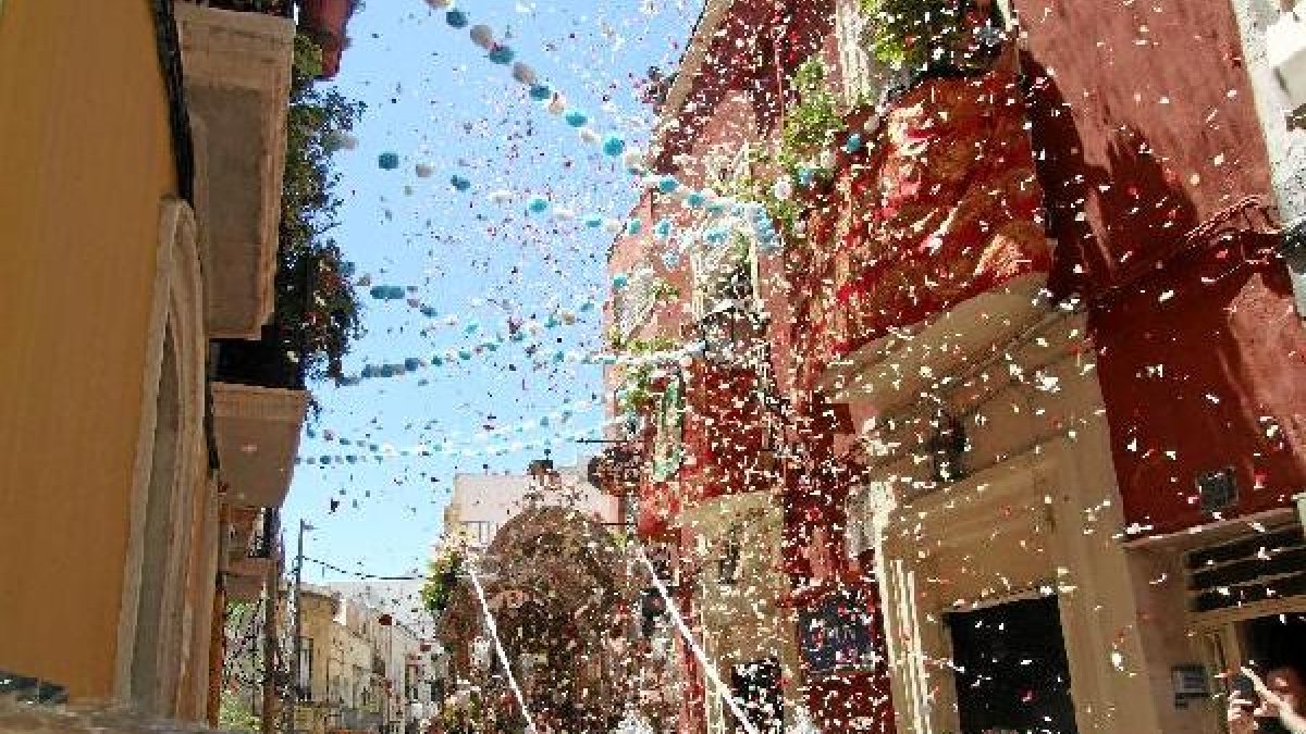 Salida de la carreta con el Simpecado de la Hermandad de Almería recibe una impresionante ‘petalá’ en la calle Real, realizada por los jóvenes rocier