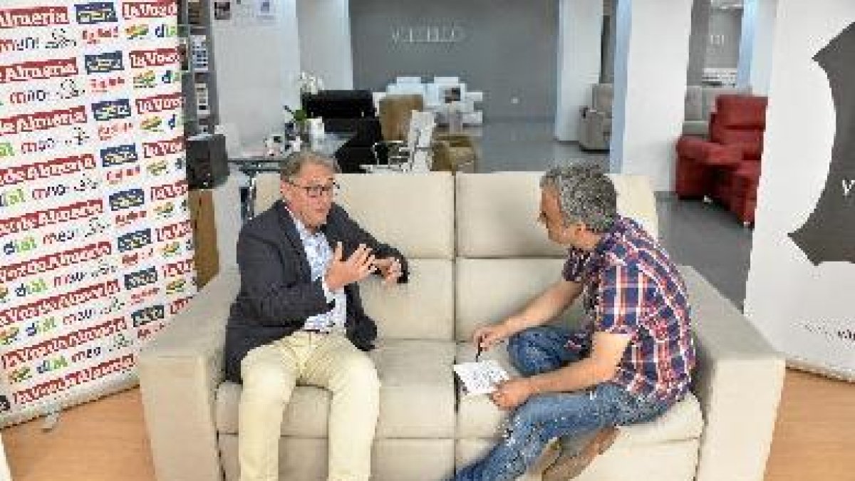 Jesús Caicedo, candidato del Partido Popular en Cuevas del Almanzora, durante la entrevista con Javier Romero.