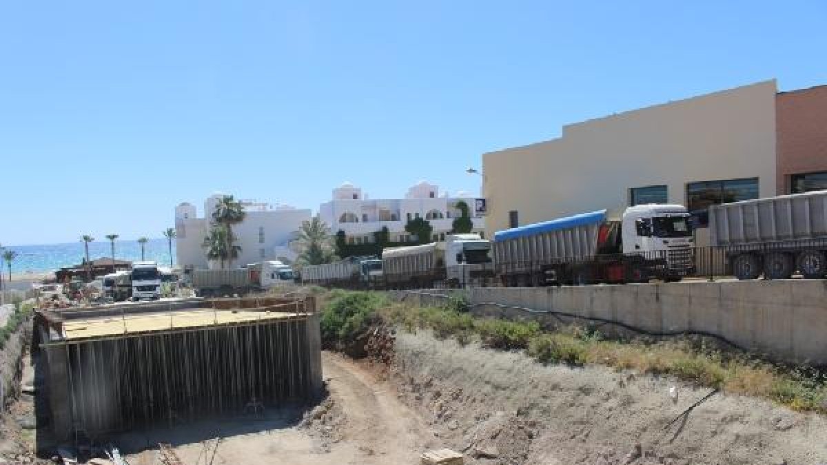 Los camiones por una calle estrecha