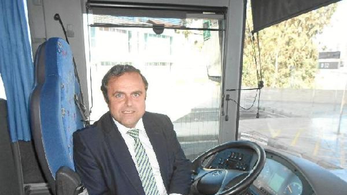 Valeriano Díaz en uno de los vehículos de ALSA.