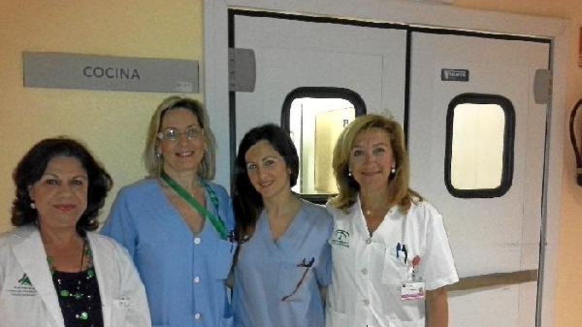 Mª Carmen Cruz, Carmen Molina, Sonia Chica y Toñi Torres, en la cocina del hospital.