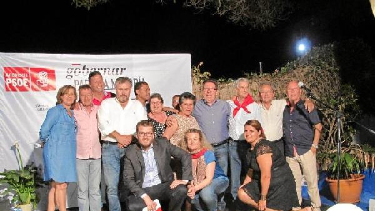 Miembros de la candidatura con su líder, agachado y con gafas, dispuesto a ganar.