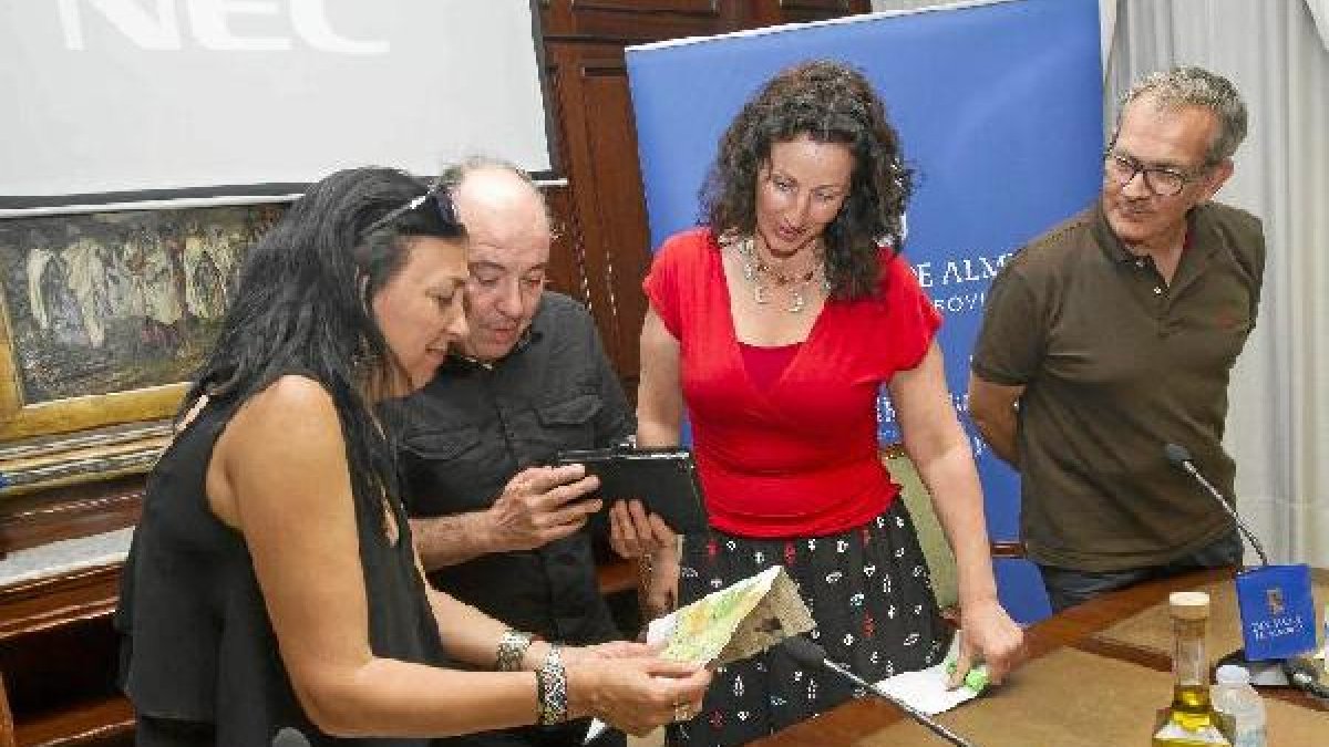 Los tres cineastas con María Vázquez, diputada de Cultura, ayer.