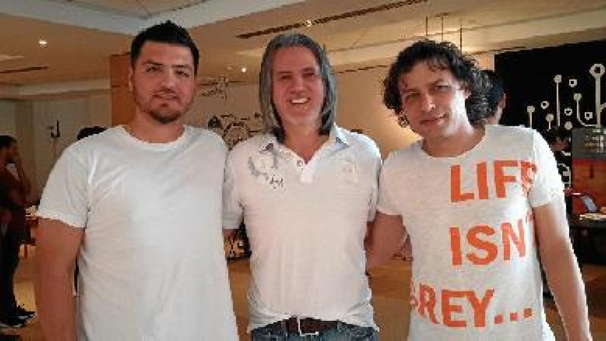 Enrique y José Manuel Brandariz, productores, y Alan Coton, director.