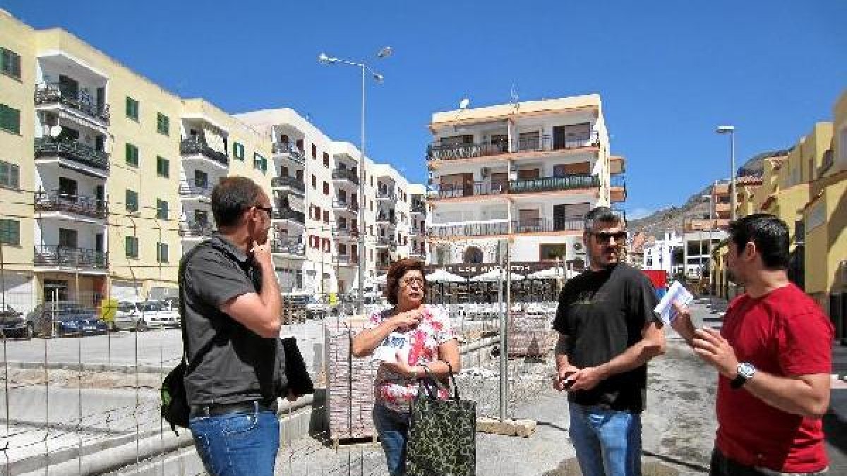 Miembros de IU visitando obras.