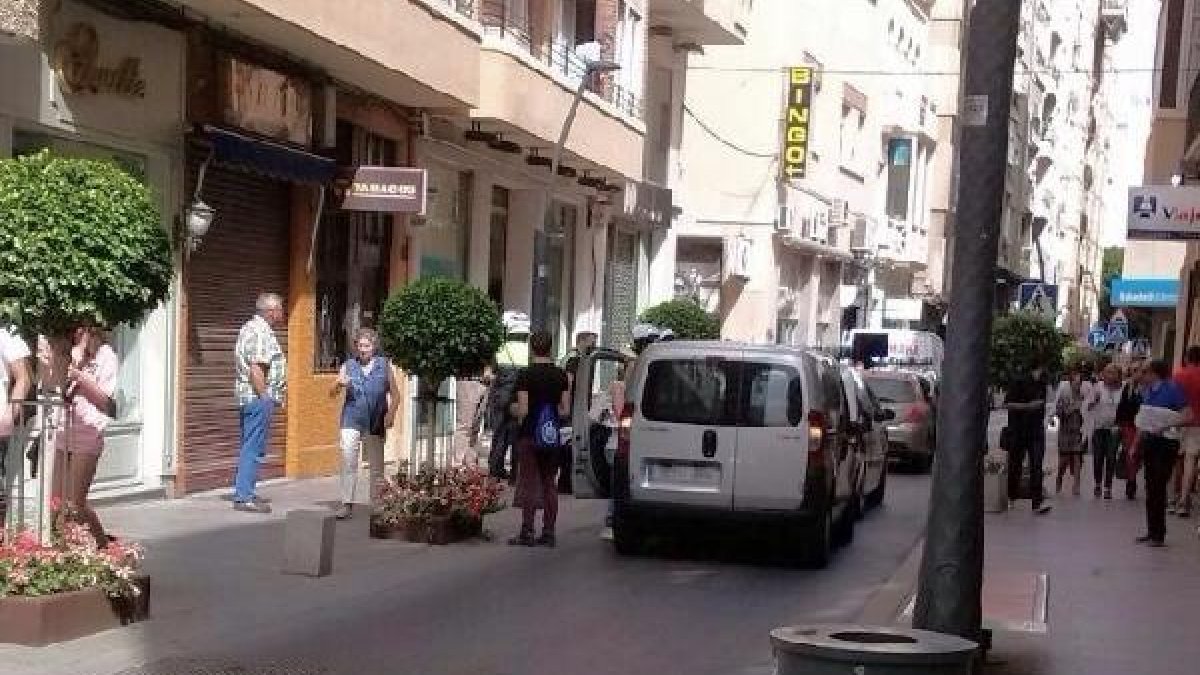 La Policía Local reduce a un inmigrante en el centro de Almería