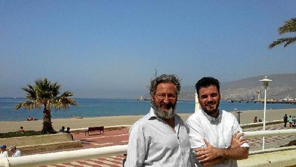 Los actores Jesús Herrera y Julio Béjar, en el Paseo Marítimo de Almería.