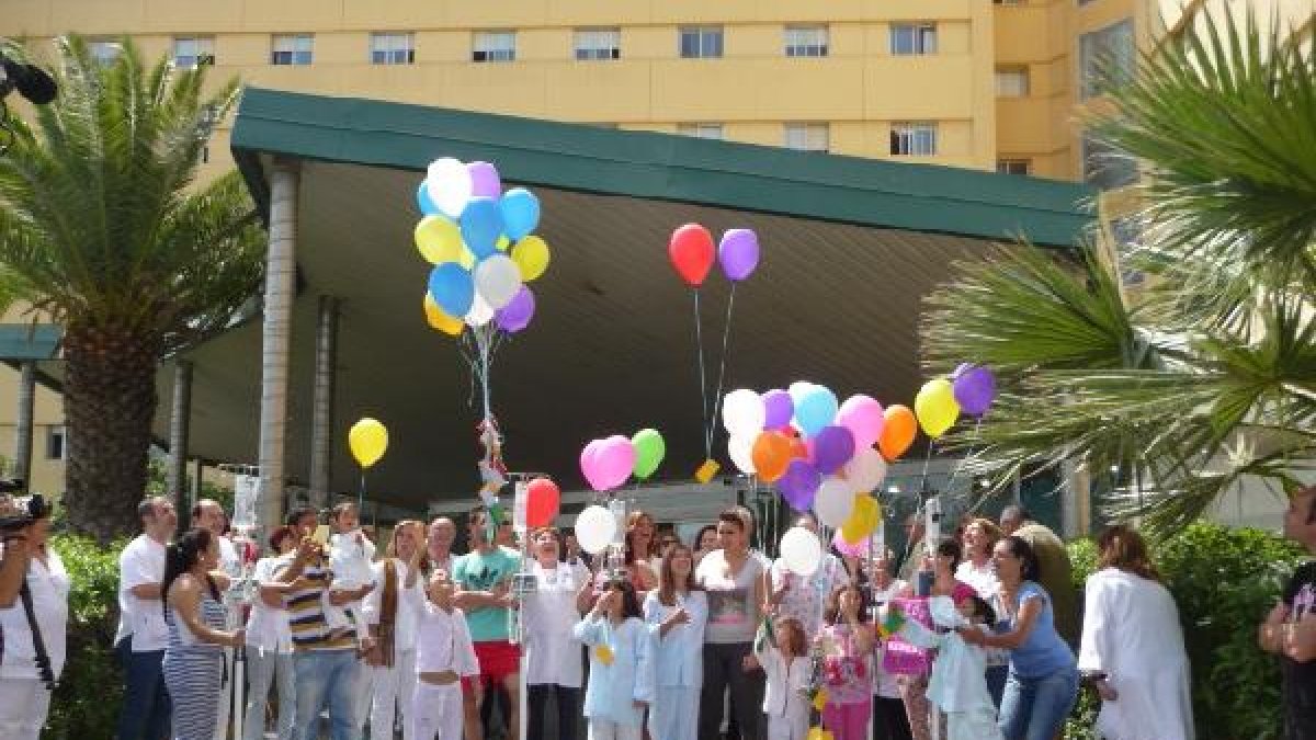 Suelta de globos en el hospital Torrecárdenas.