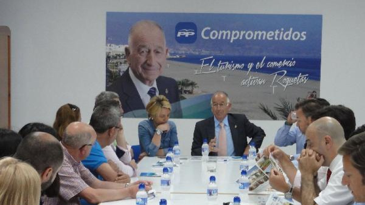 Reunión de los populares roqueteros con representantes turísticos y comerciales.
