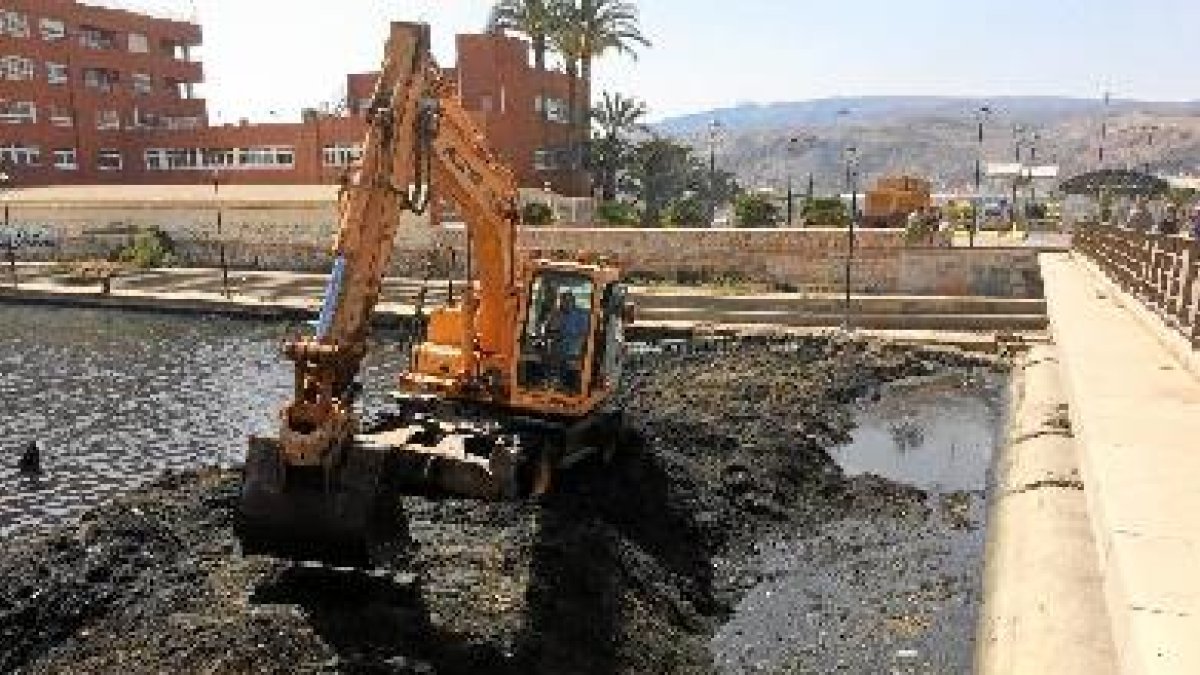 Maquinaria de limpieza en plena actuación