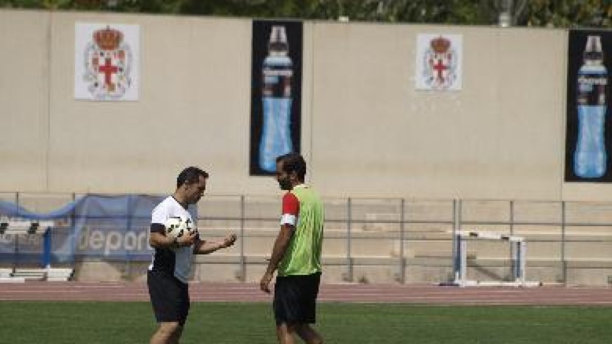 Verza, hablando con Sergi en el entrenamiento.
