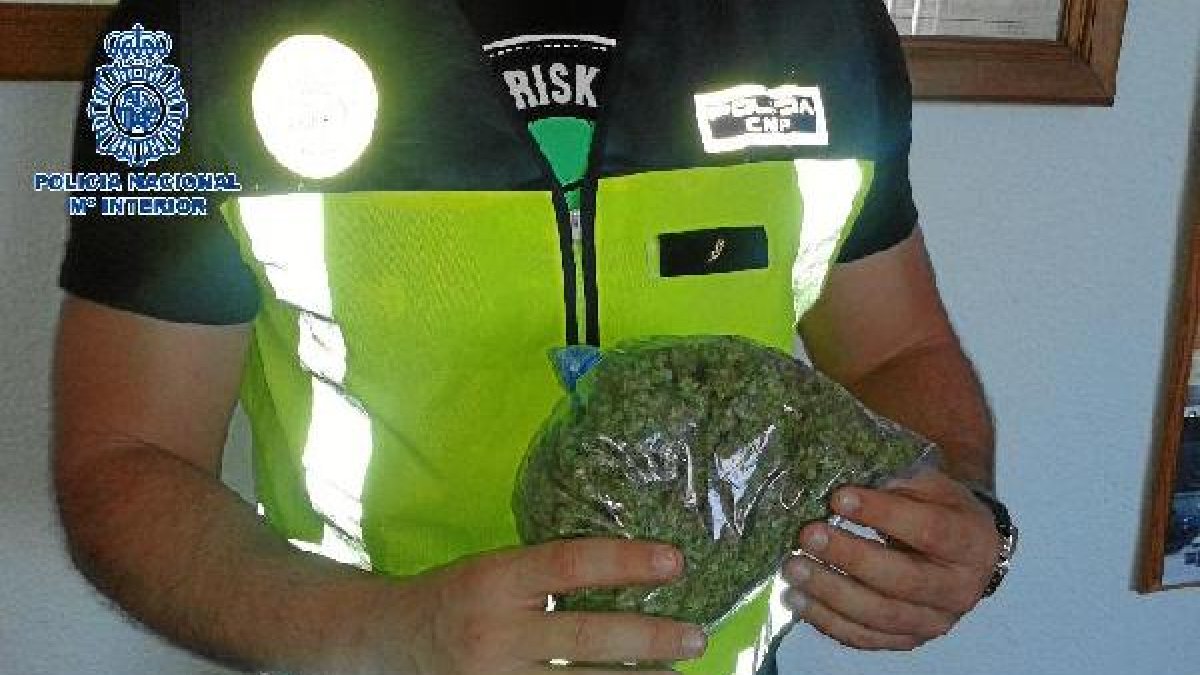 Un agente muestra la droga