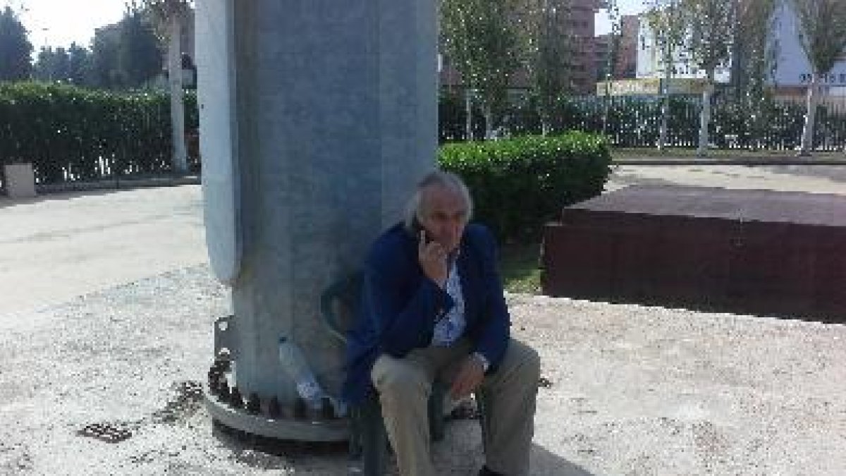 Alfonso García viendo el entreno.