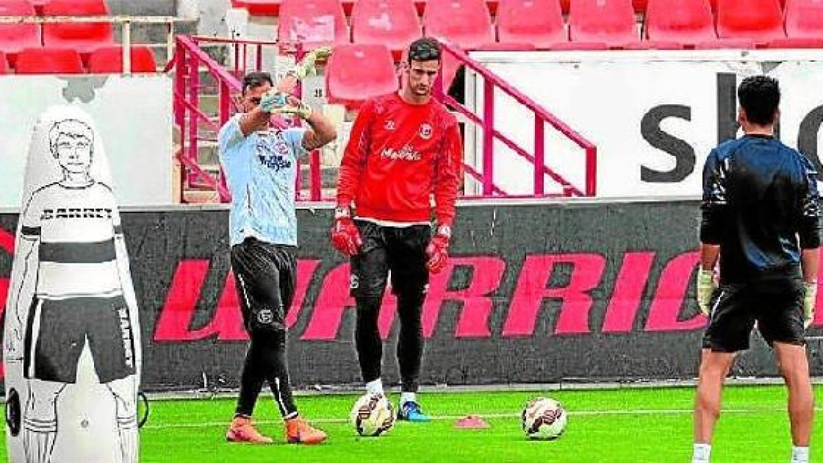 Los porteros del Sevilla en pleno entrenamiento.