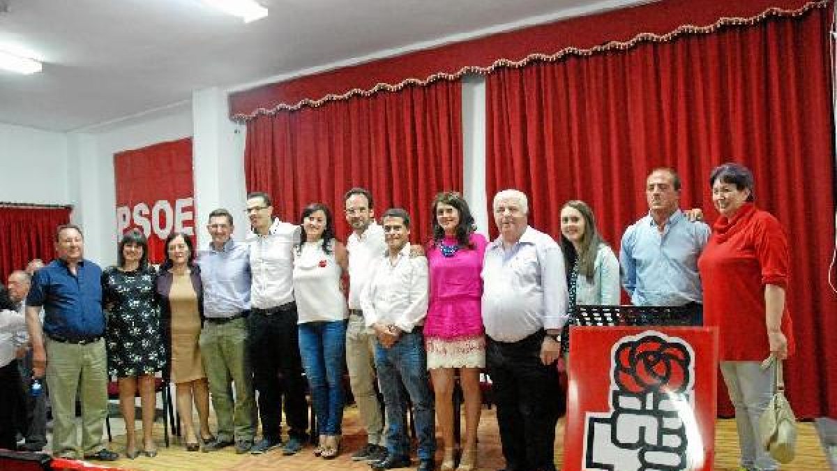 El candidato, junto a su equipo y líderes del partido, el día de la presentación.
